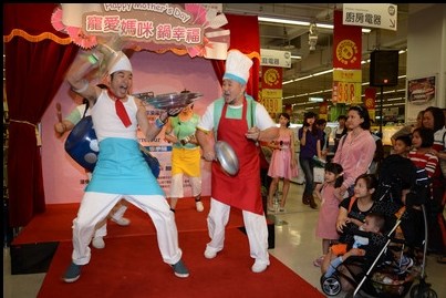 超市拼母親節商機型男敲鍋具表演“打擊秀”(圖)
