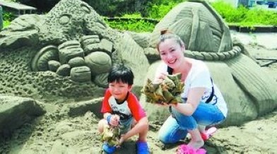 全臺唯一的沙雕粽現身,現場還提供肉粽贈送給游客 全臺唯一的沙雕粽現身,現場還提供肉粽贈送給游客