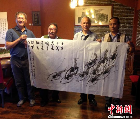 臺灣畫家楊信弘(左2)畫群蝦贈予云南當地人士 臺灣畫家楊信弘(左2)畫群蝦贈予云南當地人士