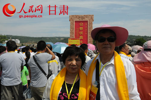 雖然有些不適,來自臺灣的張東明夫婦還是堅持要參加伏羲大典 雖然有些不適,來自臺灣的張東明夫婦還是堅持要參加伏羲大典