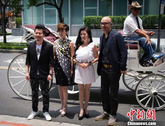 初賽黃金評審團(tuán)入場,左起依序為黃國倫、李婭莎、陳飛、王治平。 初賽黃金評審團(tuán)入場,左起依序為黃國倫、李婭莎、陳飛、王治平。