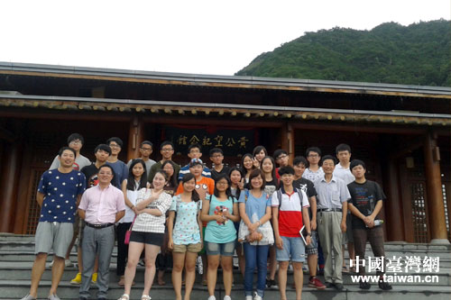 兩岸大學生交流營一行赴黃公望隱居地參觀。(圖片來源:杭州市臺辦) 兩岸大學生交流營一行赴黃公望隱居地參觀。(圖片來源:杭州市臺辦)