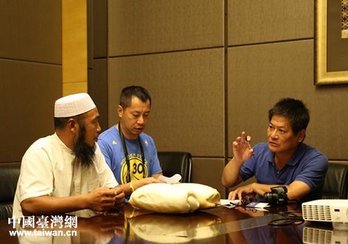 鄭毅(右)采訪枕頭饃制作師傅