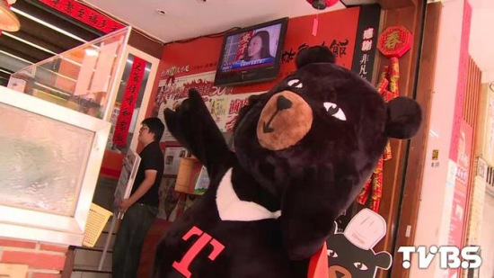 臺灣“喔熊”當一日店長推展美食觀光(圖)
