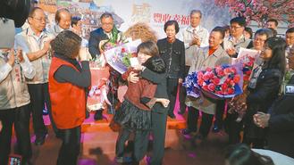 嘉義市長黃敏惠卸任溫馨劃句點丈夫送花獻(xiàn)吻(圖)