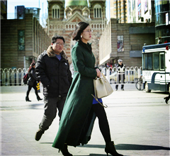 �����ģ�������Ů�񿴴�·�˼�