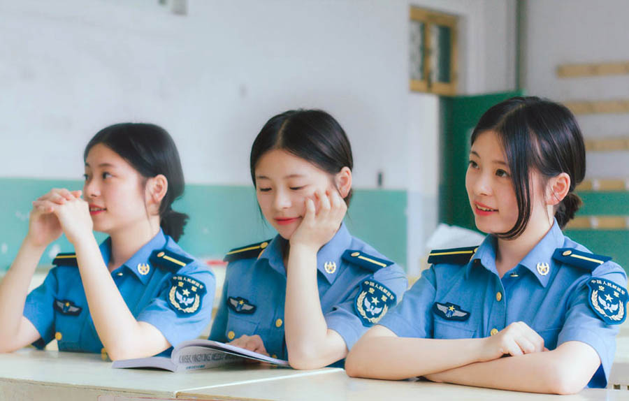 軍校女學員曬“時空穿越照” 美呆網友 軍校女學員曬“時空穿越照” 美呆網友
