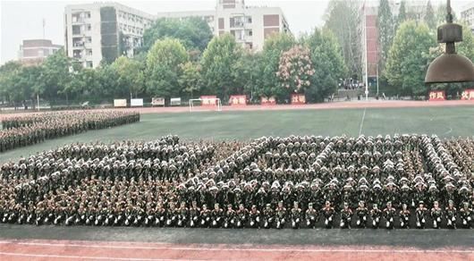 圖為:1600名女生再現(xiàn)“活字印刷”