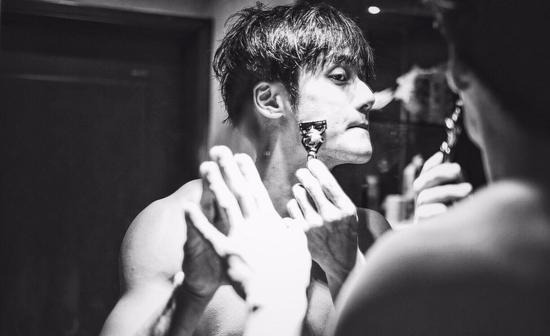 蔣勁夫裸身刮胡子