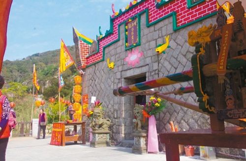 臺鄉民抱棉被打盹“祈夢”廟里睡成一片(圖)