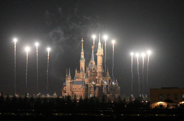 迪士尼現(xiàn)半小時(shí)焰火秀 測(cè)試樂園設(shè)備還將繼續(xù)(組圖)