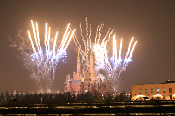 迪士尼現(xiàn)半小時(shí)焰火秀 測(cè)試樂園設(shè)備還將繼續(xù)(組圖)