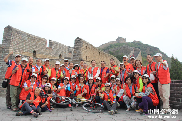 臺灣玉山國際交流協(xié)會成員游覽金山嶺長城。