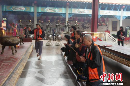 臺灣400多信眾赴廣東汕頭白花尖大廟祈福(圖) 臺灣400多信眾赴廣東汕頭白花尖大廟祈福(圖)