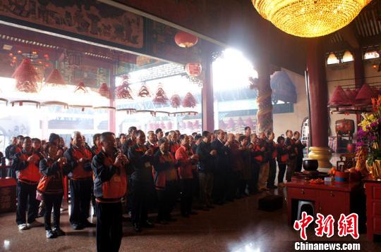 臺灣400多信眾赴廣東汕頭白花尖大廟祈福(圖) 臺灣400多信眾赴廣東汕頭白花尖大廟祈福(圖)