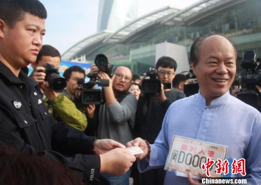 14日上午,62位臺灣自駕車友攜10部車輛乘“中遠之星”客滾輪抵達廈門國際郵輪中心,即將開始八閩自駕游。圖為臺灣車友在現場快速辦理臨時駕照和車牌。 陳悅 攝