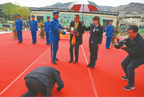 81歲“臺(tái)灣老兵”高秉涵來濟(jì)南 再送兩名老兵骨灰回家