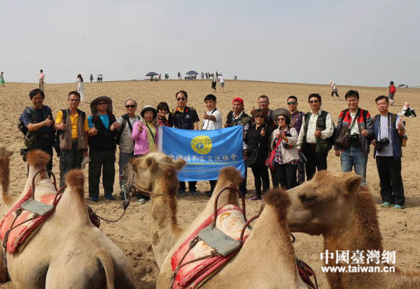 一帶一路看寧夏采風(fēng)團(tuán)走進(jìn)沙湖。(中國(guó)臺(tái)灣網(wǎng)記者 李岳 攝)