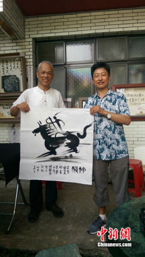 寧夏文史研究館副館長張學智以水墨繪“神駿”,賀蘭山行遠古巖畫印象與陳逢顯等進行交流。