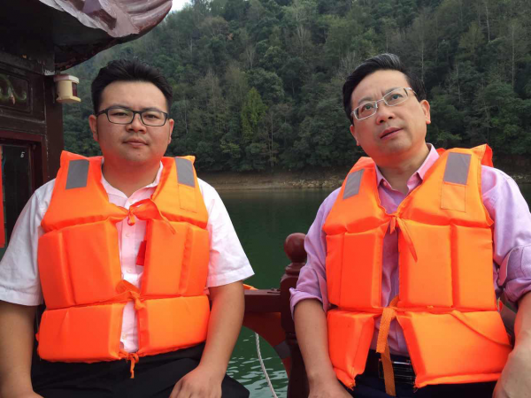 人民日?qǐng)?bào)人民論壇電視主持人吳禮明博士(右)在鴛鴦湖里游船上采訪江西婺源鴛鴦湖旅游開發(fā)有限公司總經(jīng)理賴建名(左)