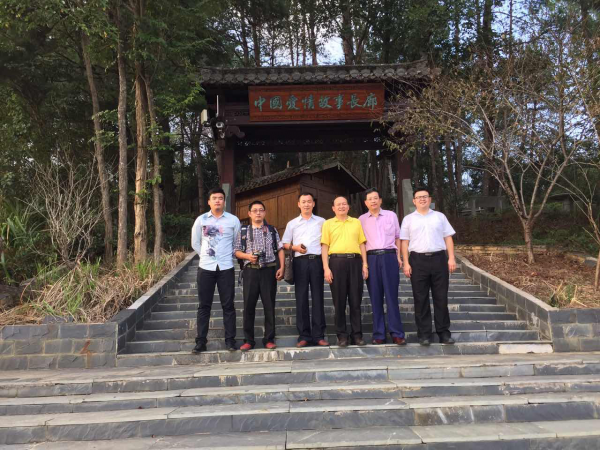 賴建名(右一) 及其父親(右三)與人民日?qǐng)?bào)人民論壇電視主持人吳禮明博士一行在愛情故事長(zhǎng)廓前合影