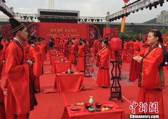 來自海峽兩岸的五十一對新人在廈門舉行集體漢服婚禮。 陳悅 攝