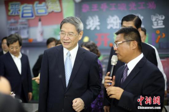 5月8日,中共中央臺辦、國務院臺辦主任張志軍(左)參觀江蘇宿遷臺灣青年就業(yè)創(chuàng)業(yè)基地,張志軍表示,要通過各種途徑,讓臺灣青年了解大陸市場和企業(yè),了解大陸經(jīng)濟發(fā)展勢頭和機遇。當天,“臺商走電商”啟動暨京東·臺企名品館上線儀式在宿遷舉行,張志軍出席并致辭。<a target='_blank' ><p align=