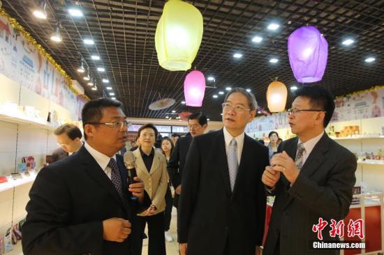 5月8日,中共中央臺辦、國務院臺辦主任張志軍(中)參觀江蘇宿遷臺灣青年就業(yè)創(chuàng)業(yè)基地,張志軍表示,要通過各種途徑,讓臺灣青年了解大陸市場和企業(yè),了解大陸經(jīng)濟發(fā)展勢頭和機遇。當天,“臺商走電商”啟動暨京東·臺企名品館上線儀式在宿遷舉行,張志軍出席并致辭。<a target='_blank' ><p align=