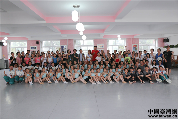 臺東縣海端小學與海淀區七一小學師生共同合影。(中國臺灣網 李岳 攝) 臺東縣海端小學與海淀區七一小學師生共同合影。(中國臺灣網 李岳 攝)