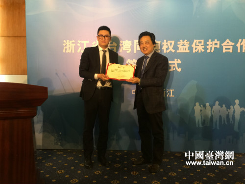 省臺(tái)辦莊躍成主任向法律顧問(wèn)頒發(fā)聘書(shū) 省臺(tái)辦莊躍成主任向法律顧問(wèn)頒發(fā)聘書(shū)