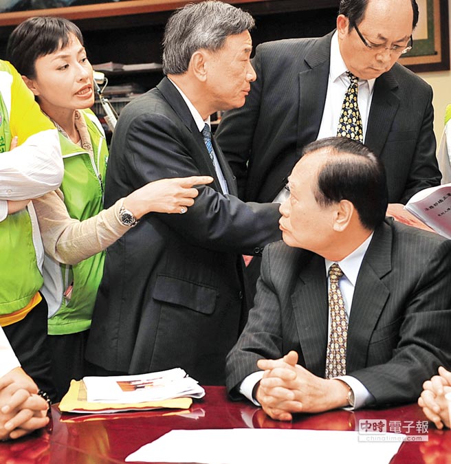 踹門、罵人、打架 這位女“綠委”曾靠丑態火到日本 踹門、罵人、打架 這位女“綠委”曾靠丑態火到日本