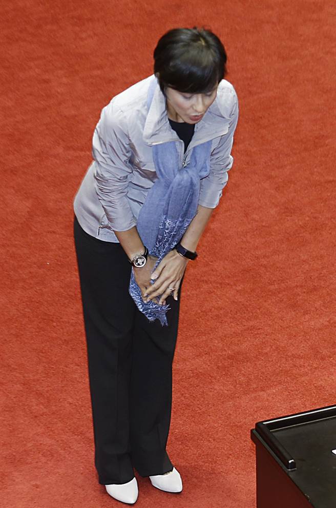 踹門、罵人、打架 這位女“綠委”曾靠丑態火到日本 踹門、罵人、打架 這位女“綠委”曾靠丑態火到日本