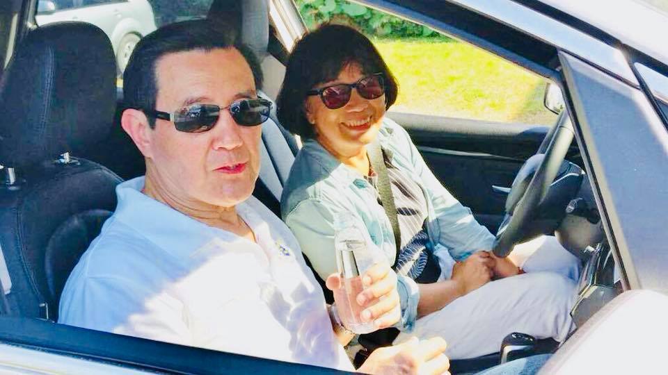 “失業(yè)部長”龍應臺開車載馬英九 留下難得共乘照 “失業(yè)部長”龍應臺開車載馬英九 留下難得共乘照