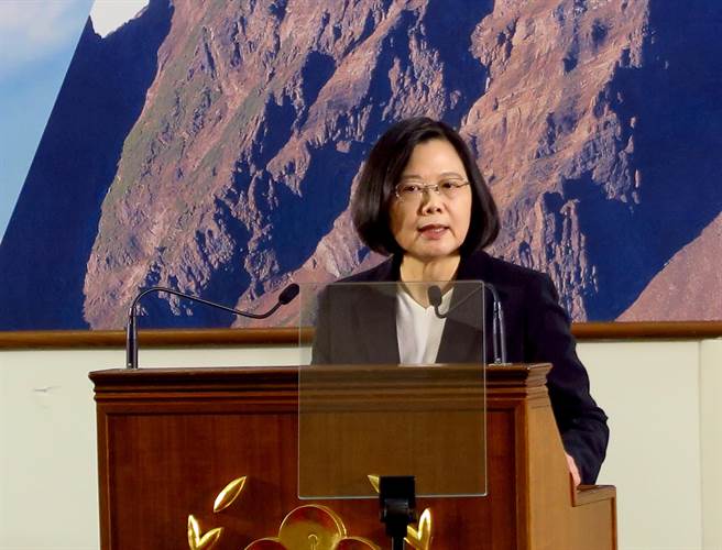 蔡英文與媒體年終茶敘:上任500天脫口說成“500年” 蔡英文與媒體年終茶敘:上任500天脫口說成“500年”