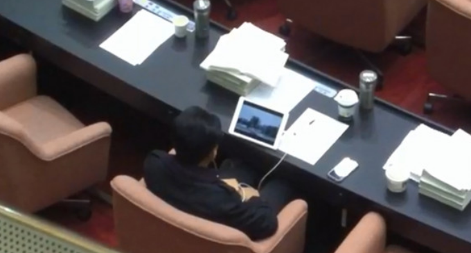 民進黨民代被爆開會看電影強勢嗆聲:不想聽國民黨念經 民進黨民代被爆開會看電影強勢嗆聲:不想聽國民黨念經