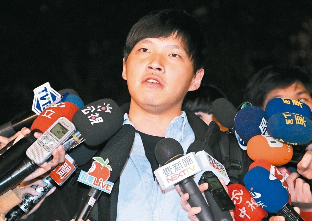 強吻、襲胸、舔耳、摳手心 臺灣政壇性騷擾花樣百出 強吻、襲胸、舔耳、摳手心 臺灣政壇性騷擾花樣百出