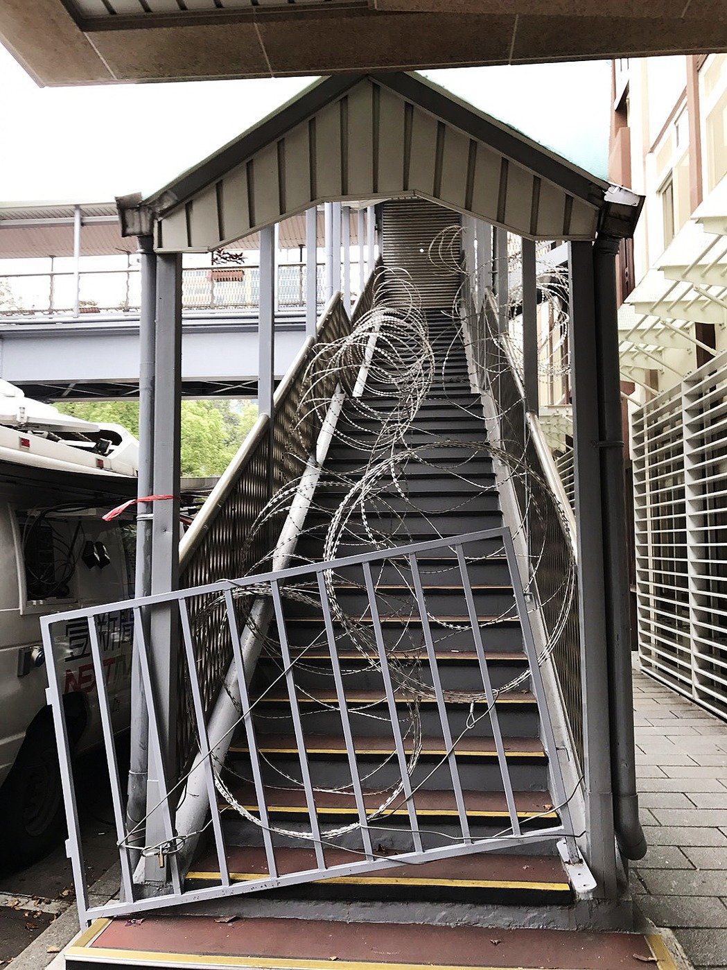 民進黨打造“臺灣最美風景”:拒馬刀片蛇籠鐵門加厚3層 民進黨打造“臺灣最美風景”:拒馬刀片蛇籠鐵門加厚3層