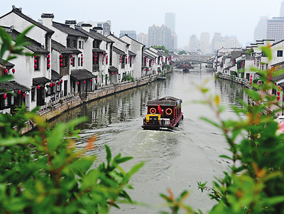 船只行駛在大運河江蘇無錫城區段。 船只行駛在大運河江蘇無錫城區段。