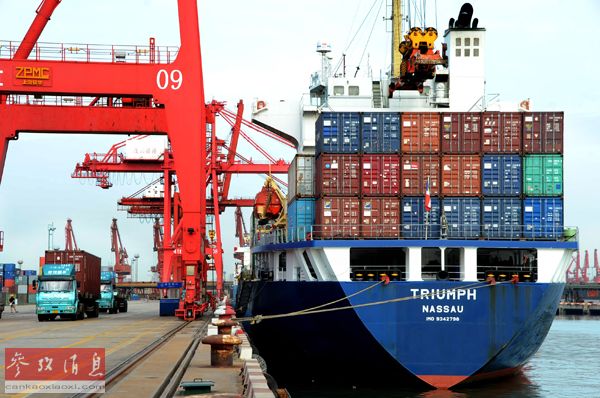 資料圖片:山東青島港在卸載鐵礦石 資料圖片:山東青島港在卸載鐵礦石