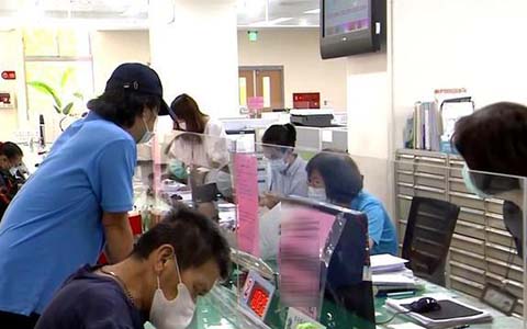 臺(tái)灣民眾領(lǐng)取紓困金。 (圖片來源:臺(tái)灣“東森新聞”).jpg