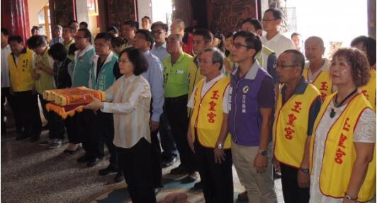 蔡當(dāng)局“去中國(guó)化”卻去拜“中國(guó)神”,臉皮真夠厚! 蔡當(dāng)局“去中國(guó)化”卻去拜“中國(guó)神”,臉皮真夠厚!