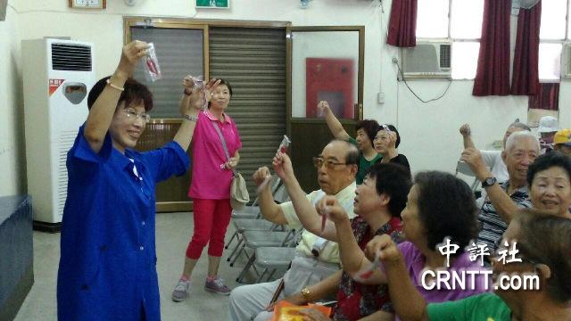 果貿住戶自發性地送辣椒,幫洪秀柱打氣。 果貿住戶自發性地送辣椒,幫洪秀柱打氣。