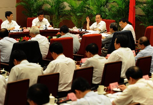 8月5日,中共中央政治局常委、國務(wù)院總理、國務(wù)院抗震救災(zāi)總指揮部總指揮溫家寶在北京中南海主持召開總指揮部第24次會議,討論汶川地震災(zāi)后恢復(fù)重建總體規(guī)劃。 新華社記者 劉建生 攝