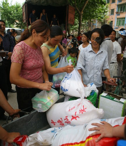 青川災區群眾開始領取補助金和救濟糧 5月28日,青川縣城居民在發放點領取救濟糧。 自5月28日起,四川青川縣對因地震造成的無房可住、無生產資料和無收入來源的困難群眾實施臨時生活救助,救助標準為每人每天10元、0.5公斤成品糧,“三孤”人員的補助標準為每人每月600元,救助期限為3個月。 新華社發(劉忠俊 攝)
