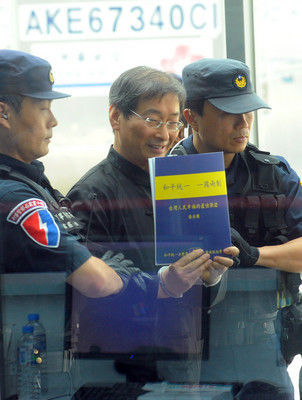 張安樂6月底抵達臺灣后手持“和平統一、一國兩制”的手冊。