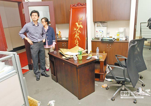 臺“行政院”遭學(xué)生沖擊破壞約需300萬臺幣修復(fù)