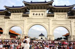 臺民眾手持康乃馨反對“反服貿”、占“立法院”