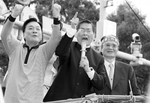 張安樂(中)1日怒斥反服貿學生。