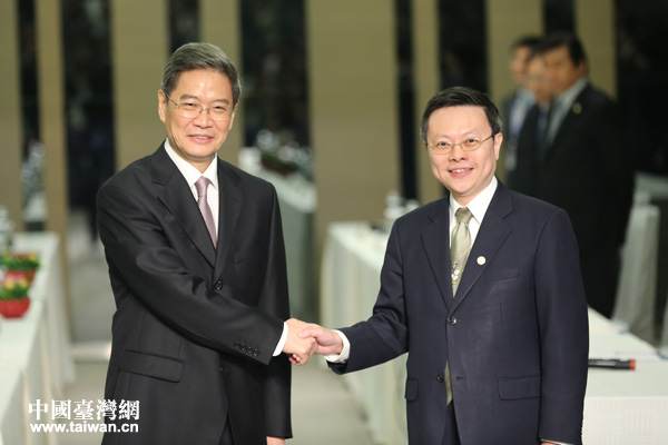 首次赴臺(tái)參訪的國(guó)臺(tái)辦主任張志軍,與臺(tái)灣方面陸委會(huì)主委王郁琦舉行第二次正式會(huì)面,達(dá)成積極共識(shí)