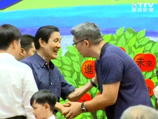 馬英九與連勝文熱情握手 馬英九與連勝文熱情握手